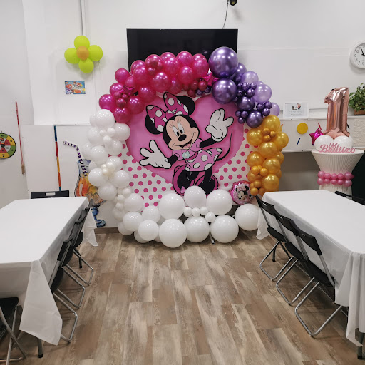 Yuppylandia Alquiler de sala para celebraciones con parque de bolas, zona de juegos y completamente adaptada para tu evento.